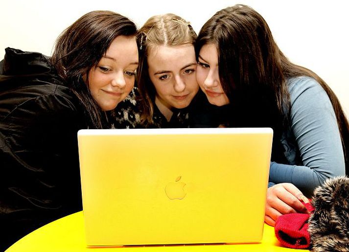 Saman á netinu Hér sjást þrjár stúdínur í Árbæjarskóla sameinast um eina tölvu. Þegar tölvur tengjast internetinu er þeim úthlutað auðkennisnúmeri, svokallaðri IP-tölu, líkt og bílum bílnúmerum. Sú kynslóð IP-talna sem nú er notast við er á þrotum.