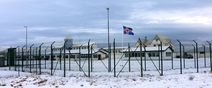 Tuttugu og sex nemendur eru nú í Fangavarðaskólanum. Námið fer fram í fjarnámi, auk einnar viku í staðarlotu í verklegum æfingum í samstarfi við þjálfara Lögregluskólans.Í dag eru um 135 fangaverðir starfandi í fangelsum landsins.