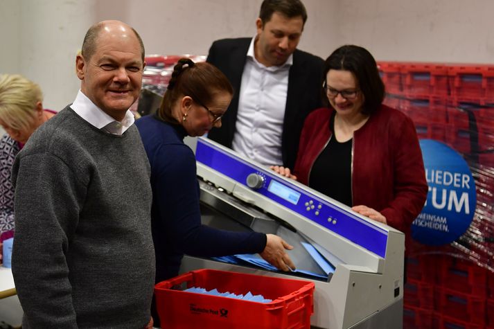 Olaf Scholz, sitjandi formaður Þýska jafnaðarmannaflokksins, sést hér í forgrunni áður en talning atkvæða hófst í gær.