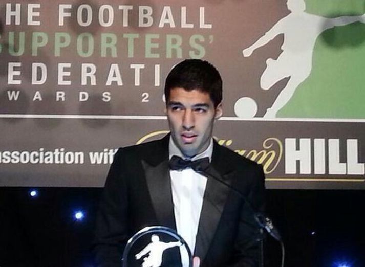 Suarez þakkar fyrir sig á Emirates í gærkvöldi.