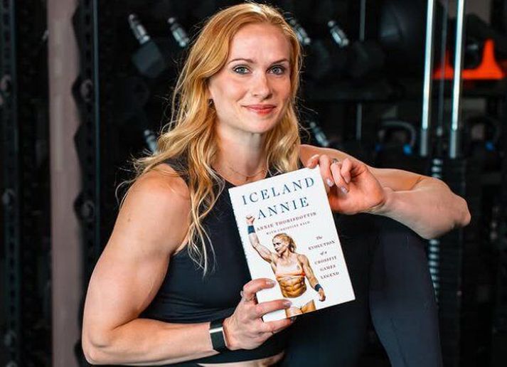 Anníe Mist Þórisdóttir með nýju bókina sína sem verður örugglega vinsæl meðal fólks í CrossFit heiminum enda sannkölluð goðsögn hér á ferðinni.