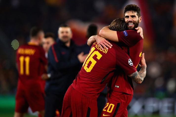 Daniele De Rossi og Federico Fazio fagna sigri í gærkvöldi.