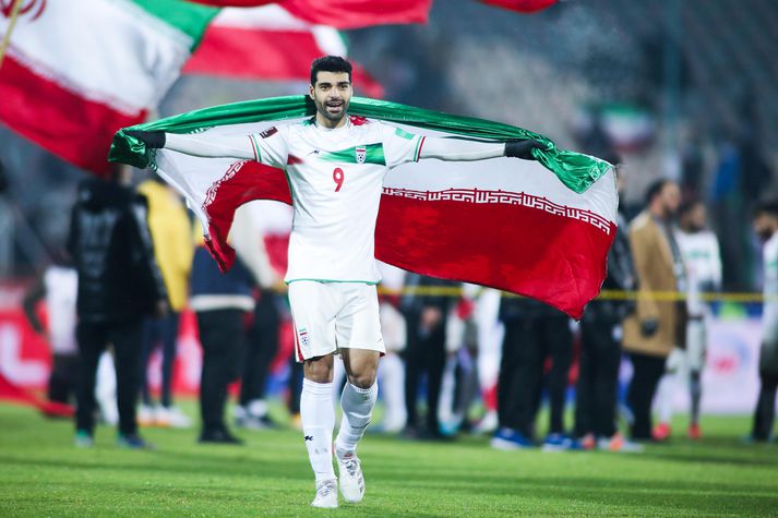 Mehdi Taremi, stjörnuframherji Írana, fagnar hér HM-sætinu.