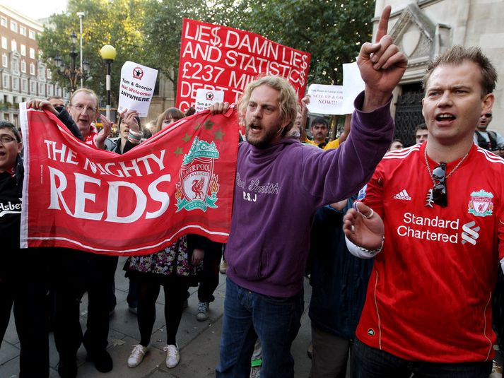 Stuðningsmenn Liverpool fyrir framan dómhúsið í dag.