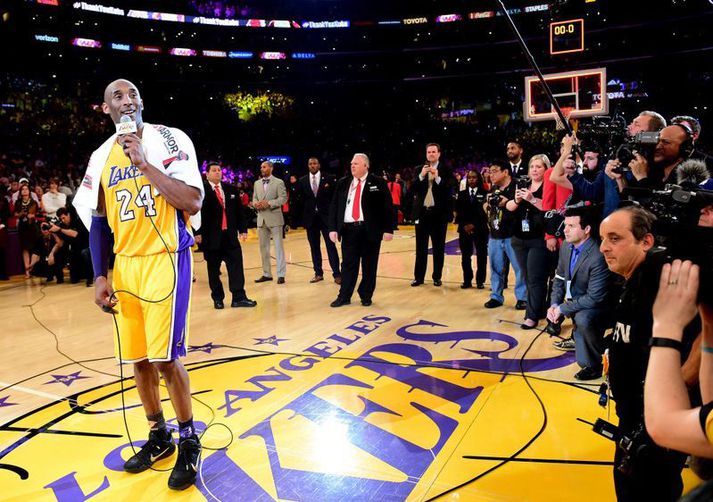 Kobe Bryant með handklæðið á herðunum eftir 60 stiga leikinn með Los Angeles Lakers á móti Utah Jazz í Staples Center