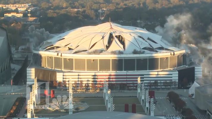 að voru minna en 30 metrar á milli Georgia Dome og ráðstefnuhúss. Hinu megin er Mercedes-Benz leikvangsins sem er nýr heimavöllur Falcons og fótboltaliðsins Atlanta United.