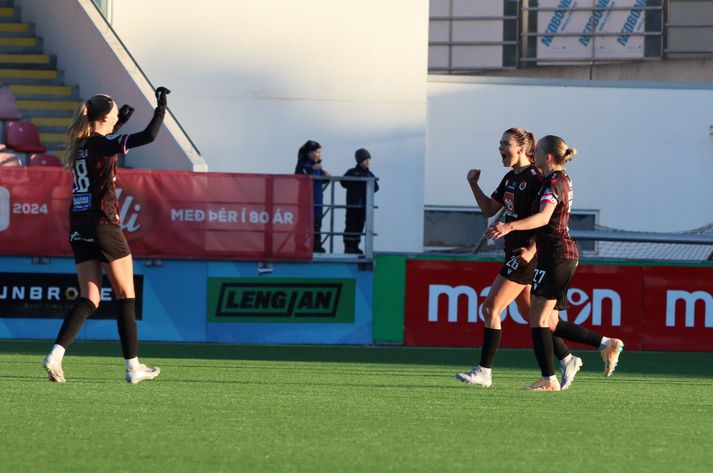 Frá úrslitaleik Víkings Reykjavíkur og Vals í Reykjavíkurmótinu á dögunum. Víkingskonur fagna hér marki.