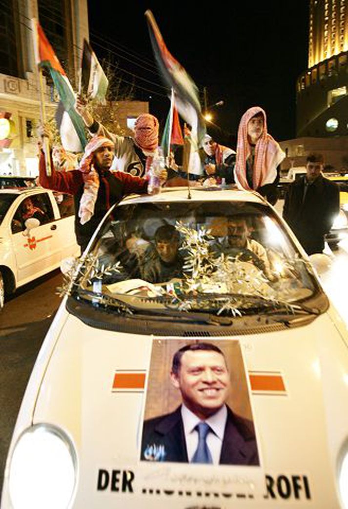 Á götum Amman. Jórdanir með mynd af Abdullah II. framan á bílnum sínum í skrúðgöngu gegn hryðjuverkum sem fram fór í gær