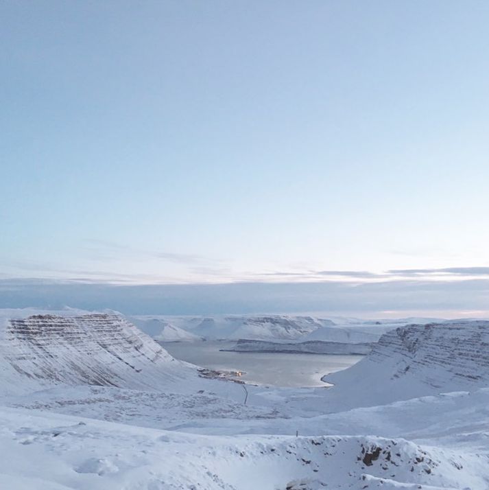 Íbúum á sunnanverðum Vestfjörðum var boðið að vera í samfloti á eftir snjómoksturstækjum frá Patreksfirði yfir Klettsháls í morgun, en skyggni var afar lítið og skafrenningur mikill.