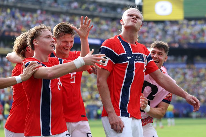 Erling Haaland fagnar öðru marka sinna á móti Brasilíumönnum í kvöld. Hann er kominn með sjö mörk í fjórum leikjum á þessu HM.