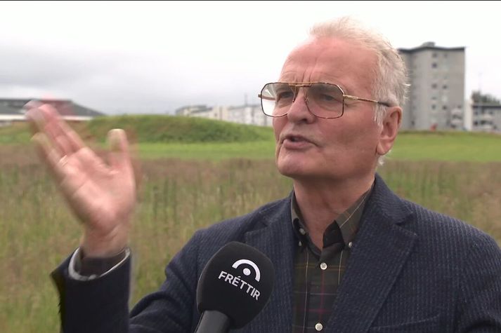 Guðni Ágústsson, formaður Njálufélagsins, rekur sjálfum sér kinnhest í viðtali í Laugarnesi í Reykjavík, einum sögustaða Njálu.