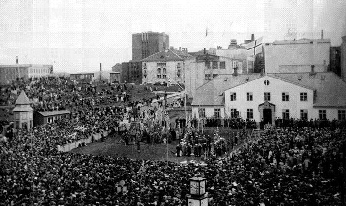 Margmenni Hátíðarhöld fyrir framan Stjórnarráðið, daginn eftir stofnun íslenska lýðveldisins., 18.júní 1944.