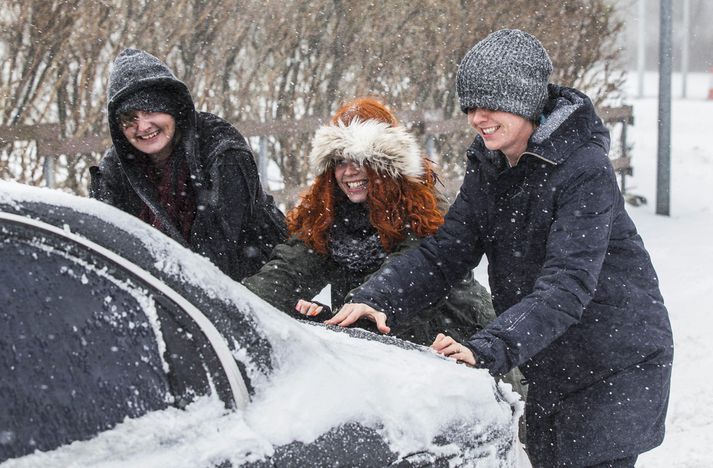 Þetta hressa unga fólk tókst á við krefjandi verkefni í snjónum á síðasta vetri.