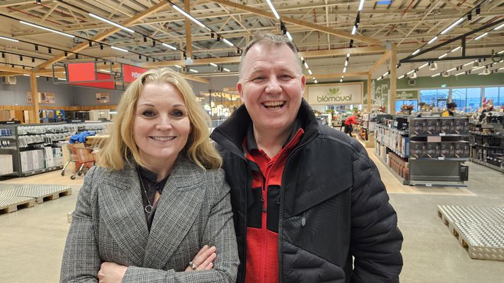  Guðrún Tinna og Sverrir í nýju versluninni á Selfossi, sem opnaði í morgun klukkan 08:00. Formlega opnun fyrir boðsgestir verður síðdegis á fimmtudaginn. Á laugardaginn verður fjölskylduhátíð með blöðrum, veitingum, Latabæ og annarri gleði.