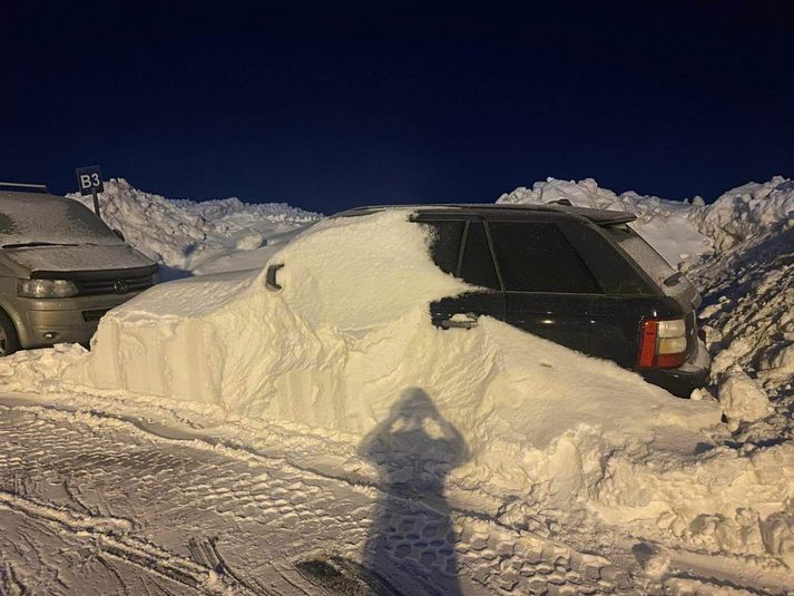 Búið var að moka snjó upp að og undir bíl Þóris þegar hann kom erlendis frá