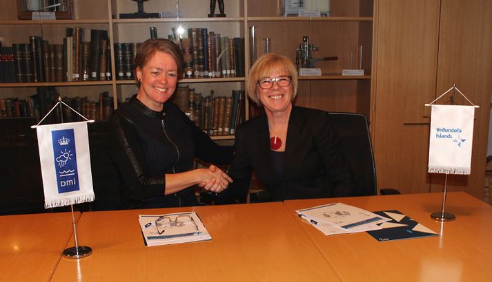 Marianne Thyrring, forstjóri DMI og Hafdís Karlsdóttir, staðgengill forstjóra Veðurstofu Íslands, undirrita samstarfssamning.