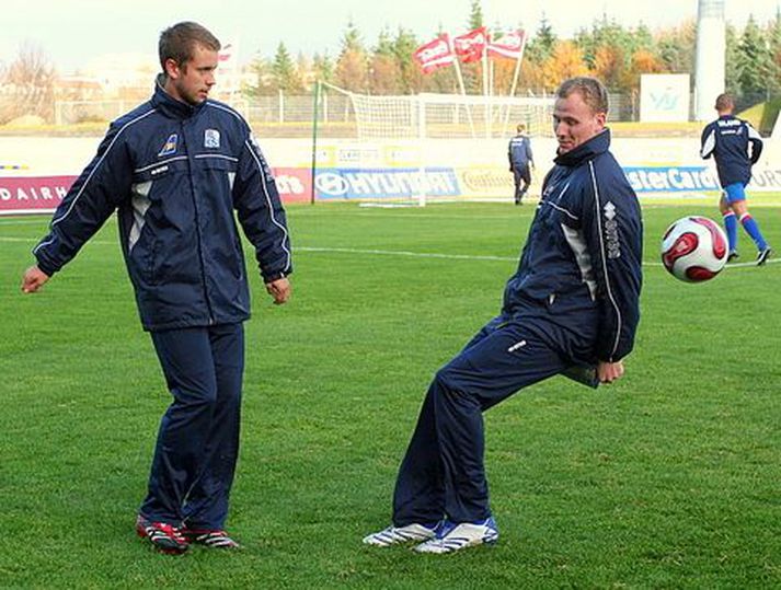 Kári Árnason hitar upp fyrir landsleik.