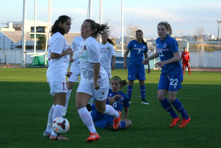 Harpa Þorsteinsdóttir og Rakel Hönnudóttir eru "of miklir naglar“ og fá sjaldan aukaspyrnur.