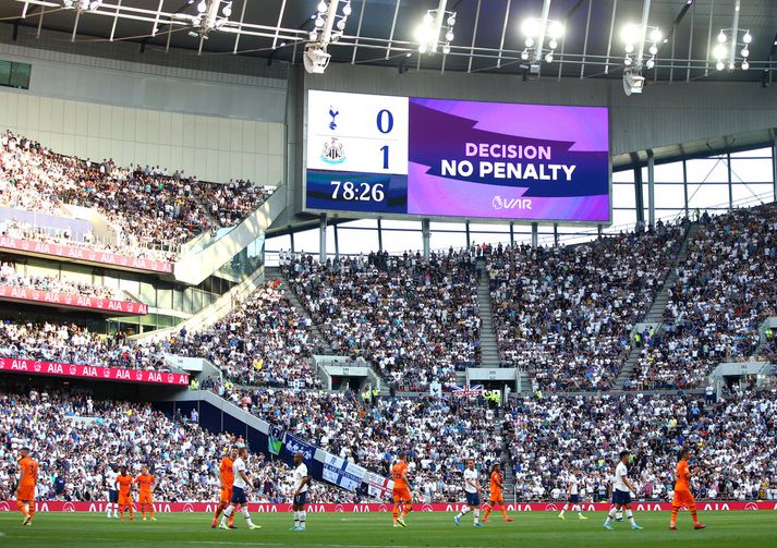 VAR var tekið upp á Englandi fyrir þetta tímabil. Það hefur hlotið nokkra gagnrýni og við nokkra byrjunarörðugleika hefur verið að etja.