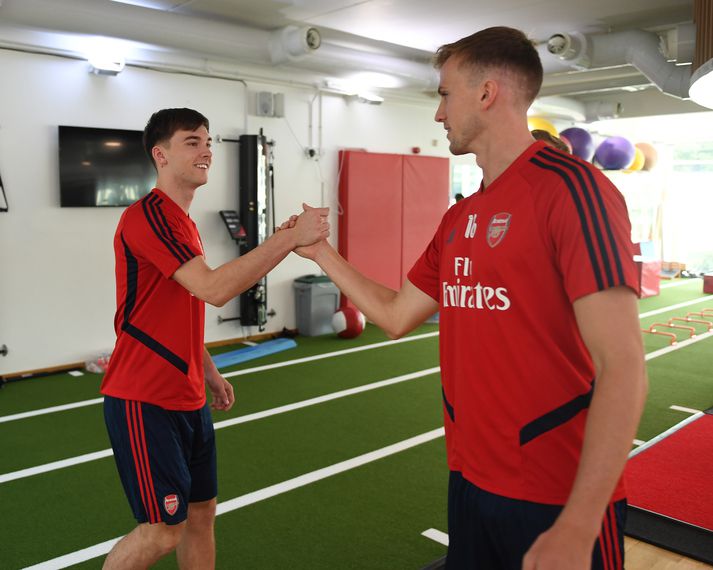 Tierney tekur í spaðann á Rob Holding.