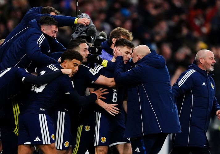 Skotar fagna eftir að Kieran Tierney kom þeim í 3-2 gegn Dönum í uppbótartíma.