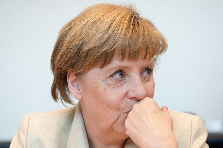 Merkel sagði fréttamönnum í gær að hún „krossaði fingurna“ fyrir kosningarnar í dag.