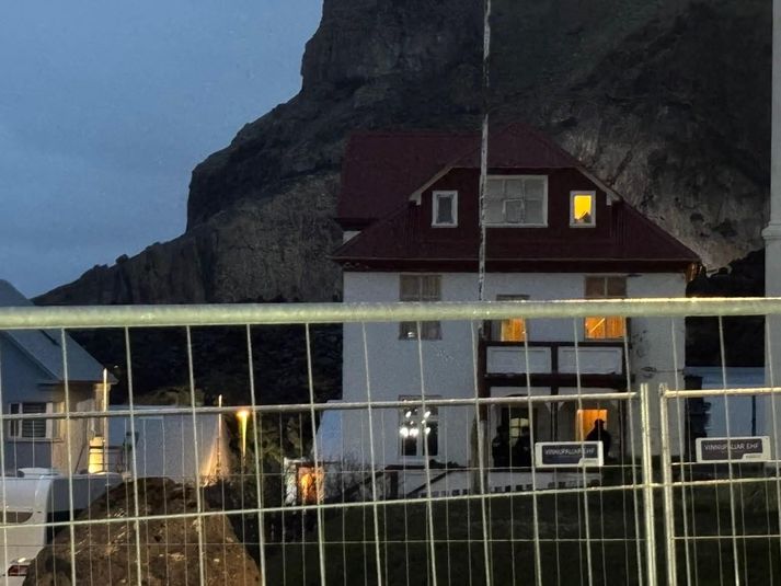 Lögreglumenn við íbúðarhúsnæði í Fífilgötu.