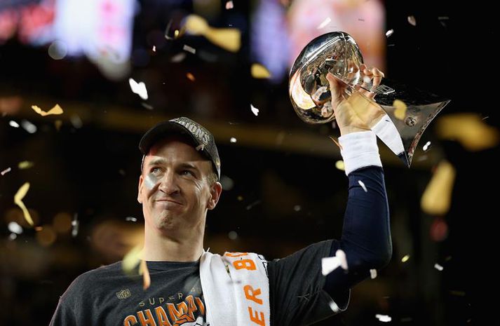 Peyton fagnar sigri í Super Bowl í síðasta mánuði. Hans síðasta stund á vellinum.