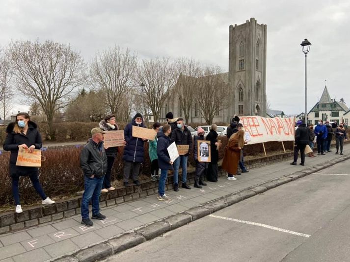 Sumir bera skilti þar sem þess er krafist að Navalní verði látinn laus úr fangelsi.