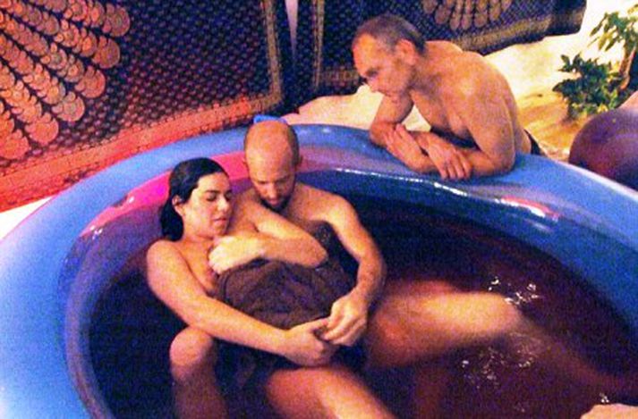 Frá fæðingu Eamons litla. Ian heldur utanum um Jaiya á meðan Jon fylgist með.