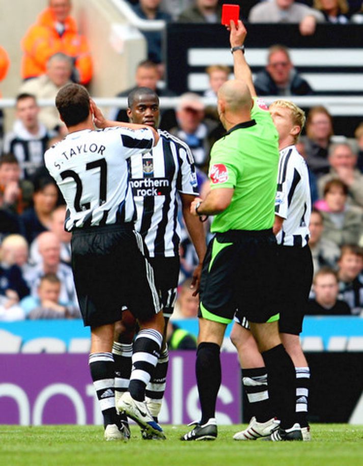 Bassong fær hér rautt spjald í leik með Newcastle í vor.