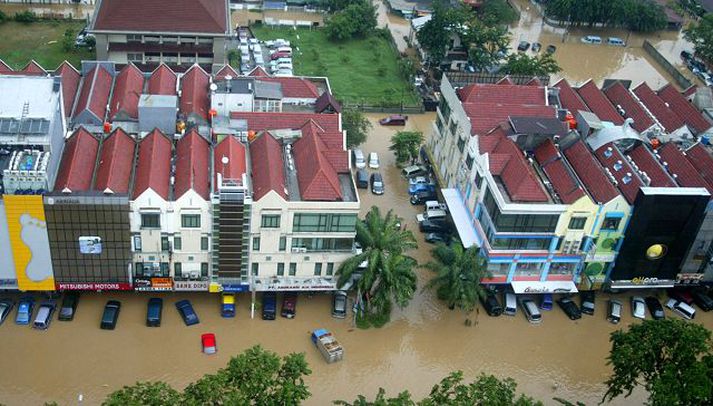 Á floti Heil hverfi í Djakarta eru á kafi.