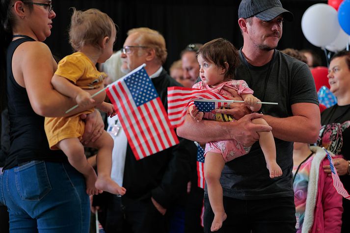 Trump hefur þegar tekið á móti hvítum flóttamönnum frá Suður-Afríku, sem segjast sæta mismunun vegna litarháttar og eiga meðal annars erfitt með að fá vinnu.