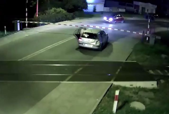 Afturendi bílsins skemmdist þegar lestin straukst upp við hann.