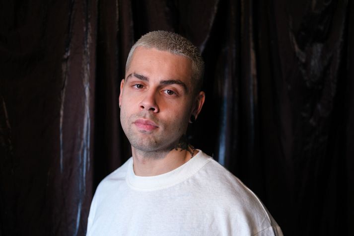 Aron Can stendur á tímamótum. Tíu ár eru liðin frá því hann kom eins og stormsveipur inn í íslenskt tónlistarlíf. Hann er nú kominn aftur eftir smá pásu og hlakkar til að troða upp í Laugardalshöll í haust.