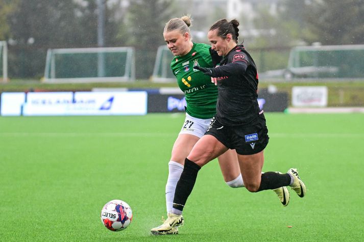Barbára Sól Gísladóttir reynir að stöðva Fanndísi Friðriksdóttur í fyrri leik Breiðabliks og Vals í Bestu deild kvenna.