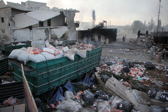 Hjálpargögn liggja eins og hráviði í bænum Orum al-Kubra, skammt frá Aleppo, þar sem loftárás á bílalest kostaði um 20 manns lífið.