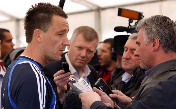 John Terry, fyrirliði Chelsea, ræðir við blaðamenn í Englandi.