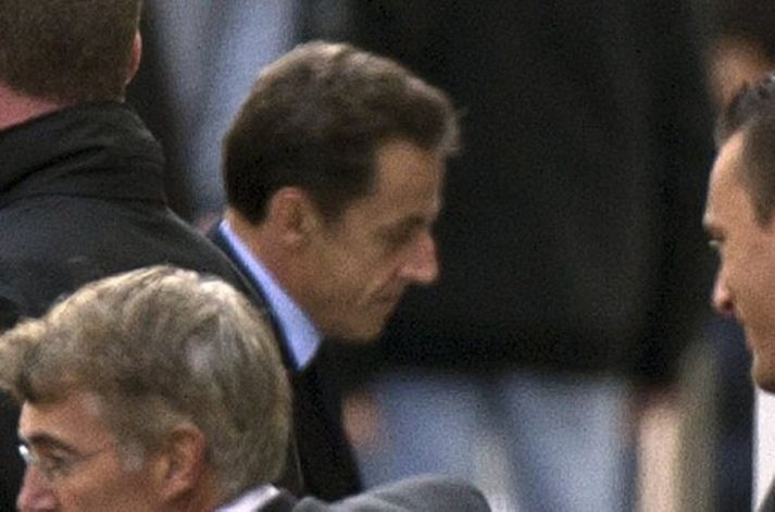 Sarkozy kemur á fæðingardeildina fyrr í dag.