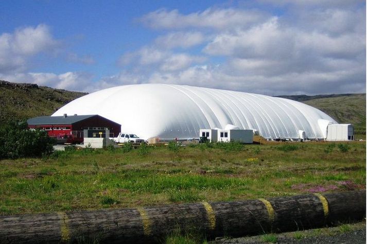 Uppblásna íþróttahúsið hefur þótt hagnýt lausn á flóknu og dýru vandamáli.