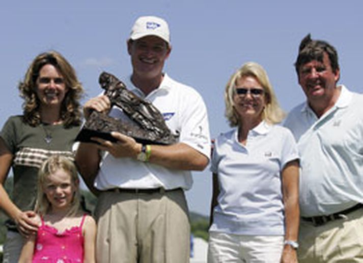 Ernie Els fagnar hér sigrinum í dag ásamt fjölskyldu sinni.