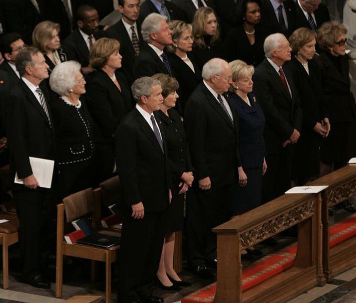Fyrrverandi og núverandi ráðamenn Á myndinni má meðal annars sjá George W. Bush forseta og Lauru eiginkonu hans, Dick Cheney varaforseta og þrjá fyrrverandi forseta, þá George Bush eldri, Bill Clinton og Jimmy Carter.