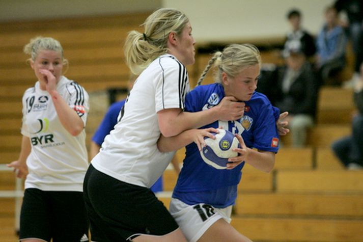 Karen Knútsdóttir reynir hér að komast framhjá varnarmanni FH.