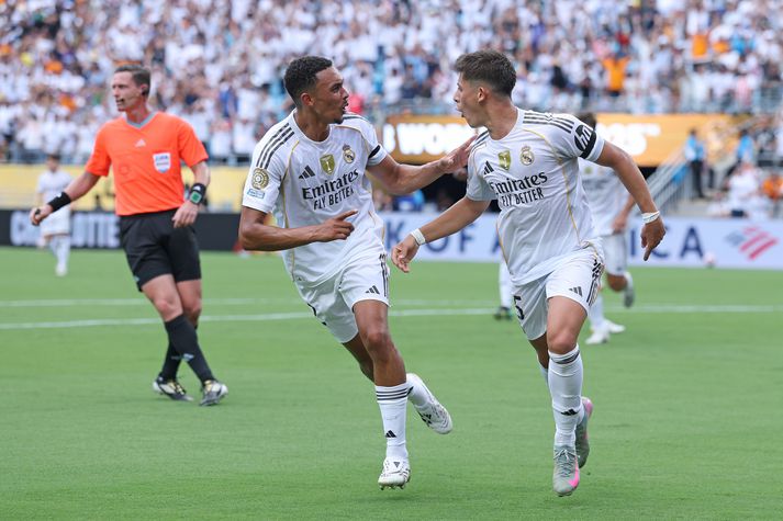 Arda Gueler og Trent Alexander-Arnold fagna saman marki þess fyrrnefnda sem kom Real Madrid í 2-0 í kvöld.