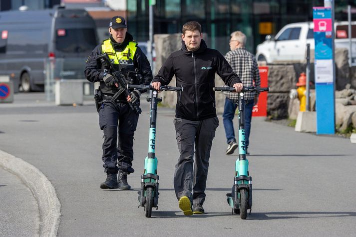 Lögreglumaður vopnaður öflugu skotvopni nærri Hörpu í morgun.