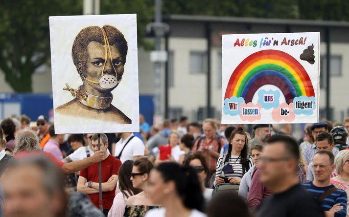 Frá mótmælum í Stuttgart gegn takmörkunum vegna faraldursins. Mótmælendurnir telja þær brjóta stjórnarskrárvarin réttindi þeirra um samkomu- og trúfrelsi.