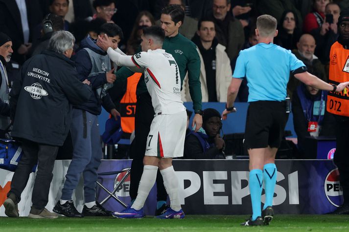 Chelsea-maðurinn Pedro Neto biður hér franska boltastrákinn afsökunar.