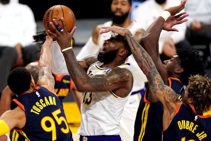 Leikmenn Golden State Warriors reyna hér að stoppa LeBron James í nótt en án árangurs.