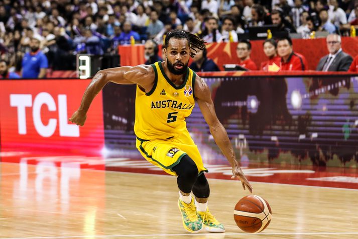 Patty Mills skoraði 19 stig og gaf níu stoðsendingar í sigri Ástralíu á Dóminíska lýðveldinu.