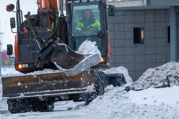 Snjómokstur í Reykjavík stendur enn yfir en gríðarlegt magn af snjó er víða. 